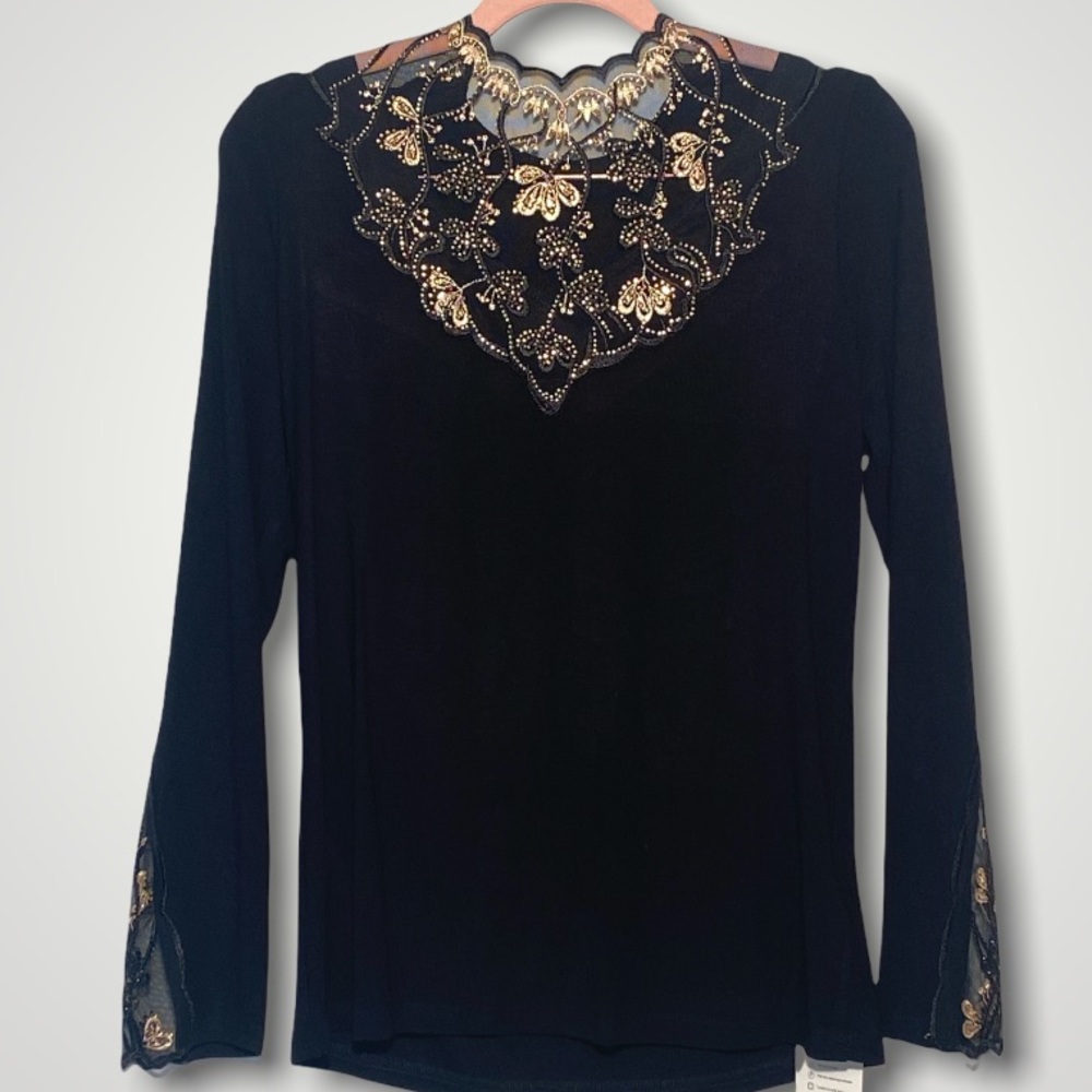 Stretchy, long sleeves, embroidered décolleté. Sleeves embroidered at the cuff.